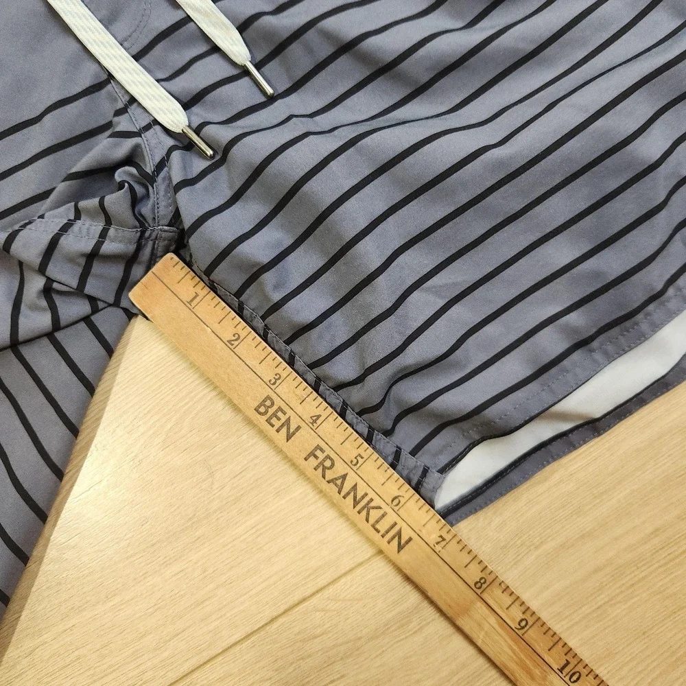 Vuori Trail Shorts Mens Medium Gray Stripe Elastic Waist Lined Trunks Quick Dry